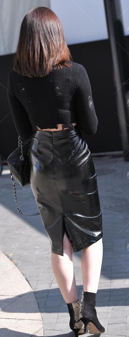 高腰半身皮裙怎么搭配