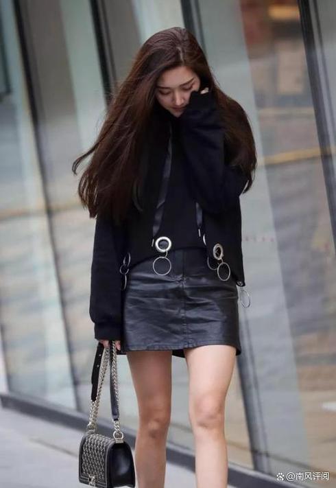 黑色百褶皮裙怎么搭配