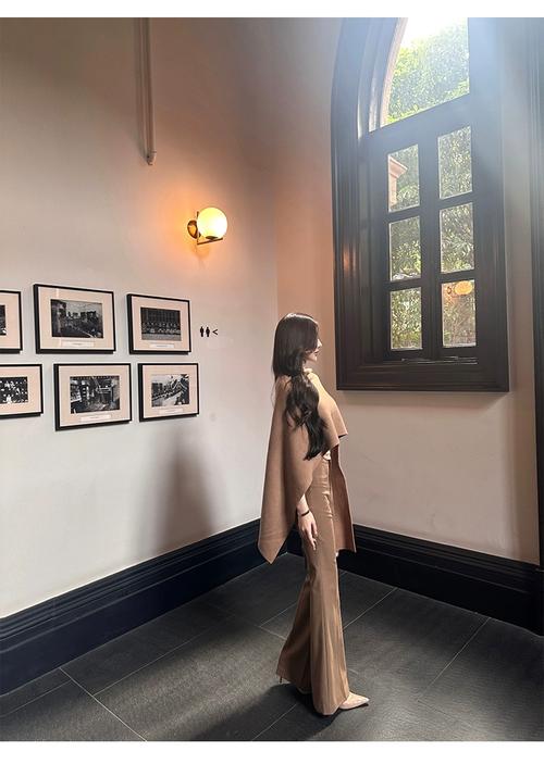 驼色斗篷怎么搭配图片