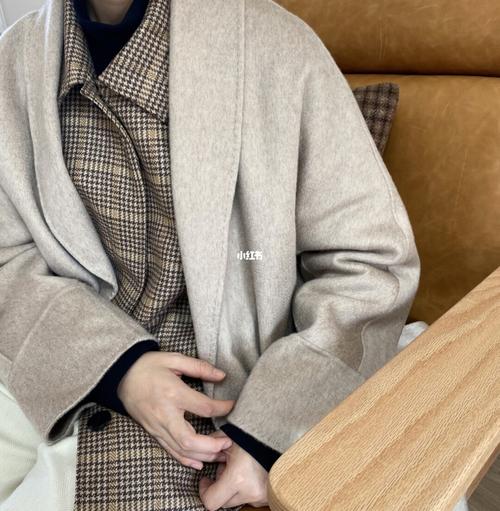 裸色大衣怎么搭配