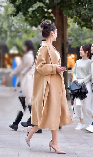 裸色大衣怎么搭配