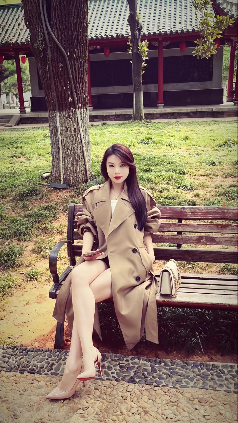 裸色大衣怎么搭配