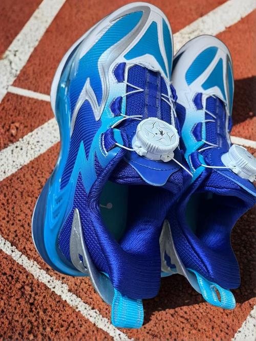 天蓝色运动鞋怎么搭配