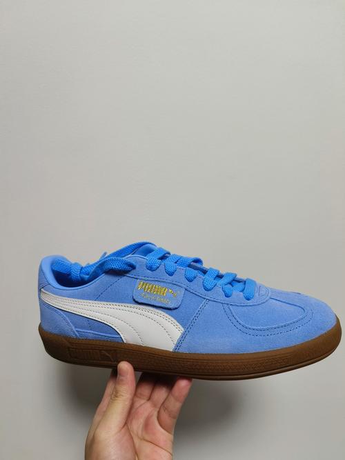 天蓝色运动鞋怎么搭配