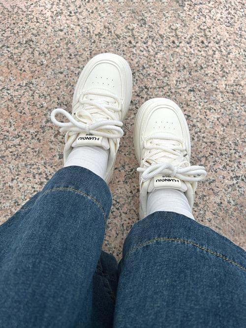 纯白色板鞋怎么搭配