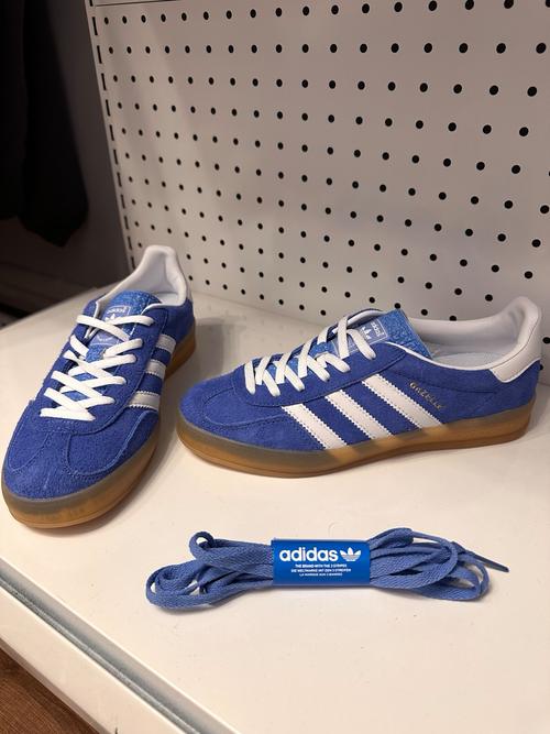 宝蓝色鞋子怎么搭配衣服图片