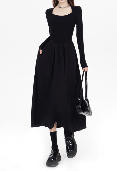 黑色毛呢A字连衣裙怎么搭配
