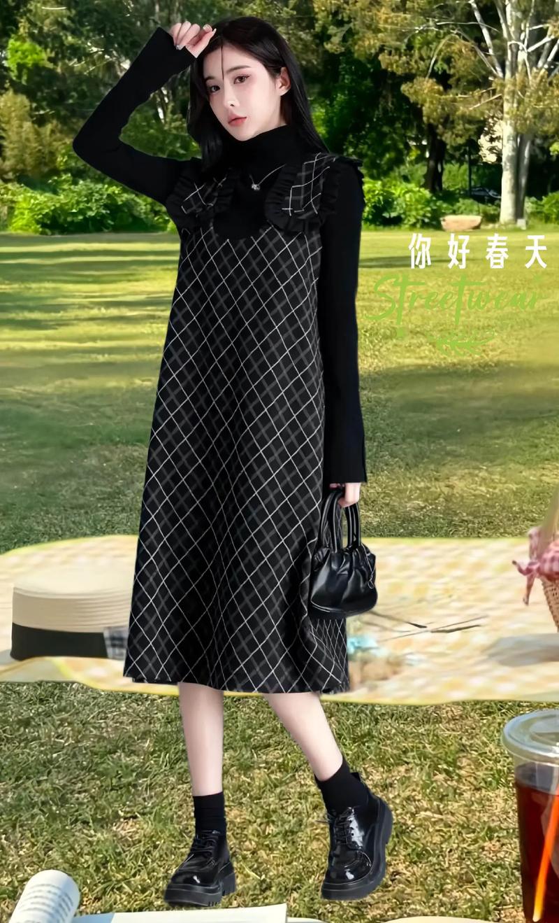 黑色毛呢A字连衣裙怎么搭配