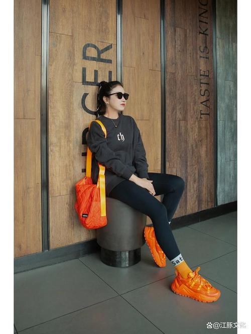 冬天桔色鞋子怎么搭配