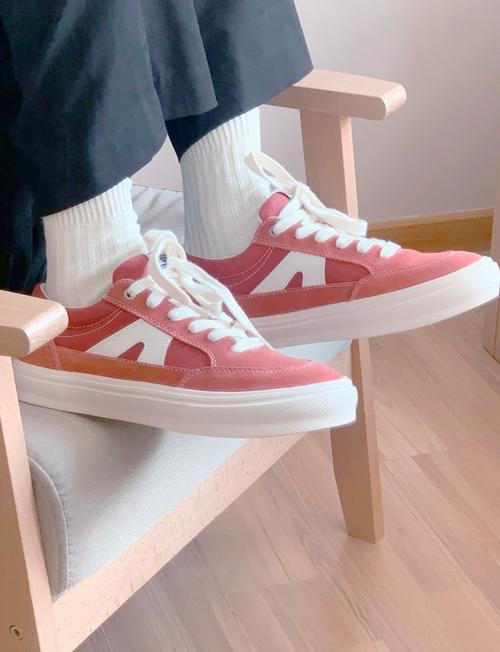 冬天桔色鞋子怎么搭配