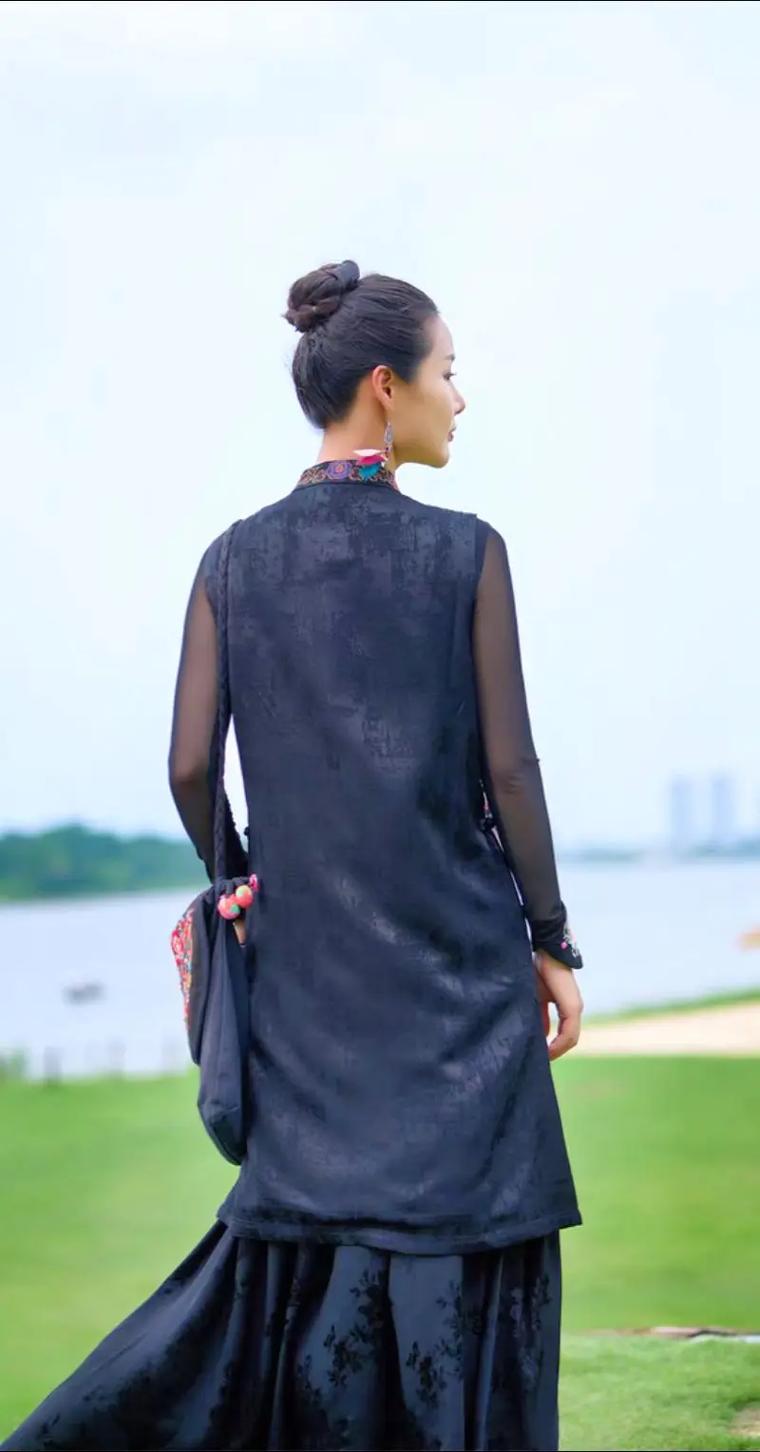 民族风中长款外套怎么搭配