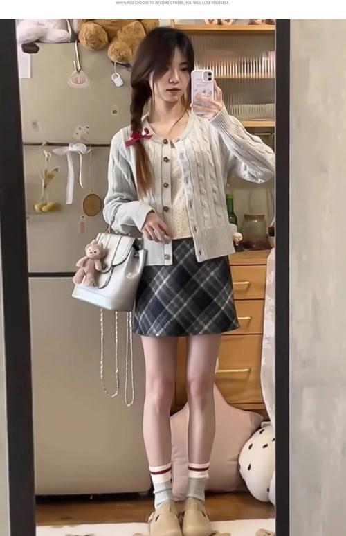 毛呢包臀短裙怎么搭配