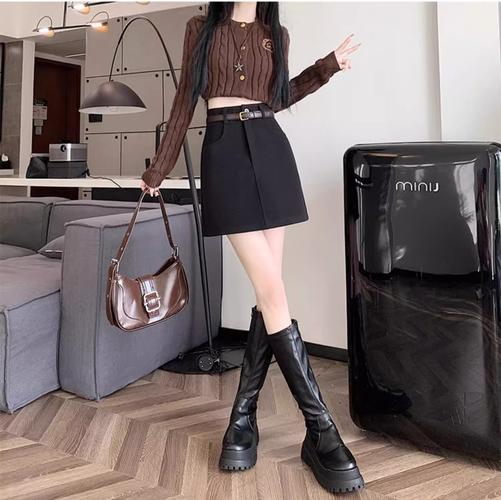 毛呢包臀短裙怎么搭配