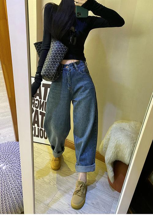 牛仔垮裤怎么搭配