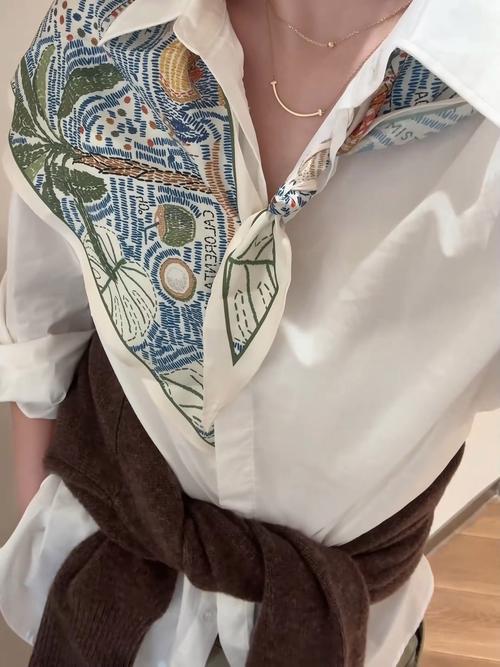 白色纱巾怎么搭配