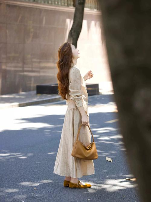 秋连衣裙怎么搭配