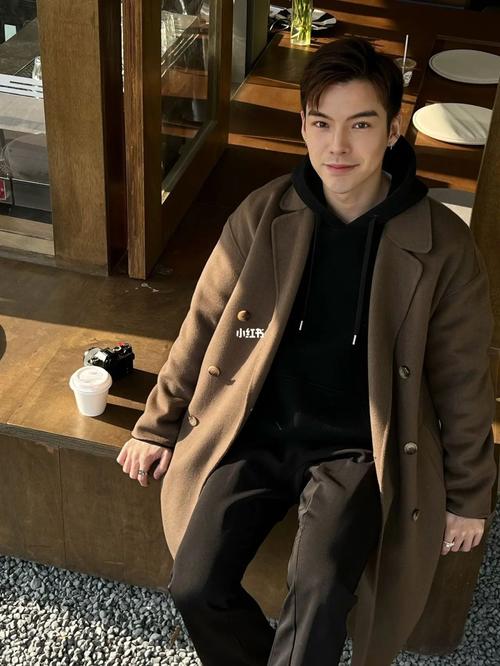 男士棕色大衣怎么搭配