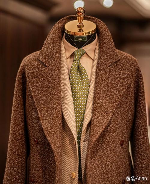 男生棕色风衣怎么搭配