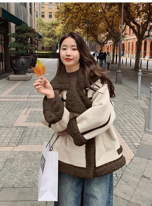 羊羔毛鹿皮绒外套怎么搭配