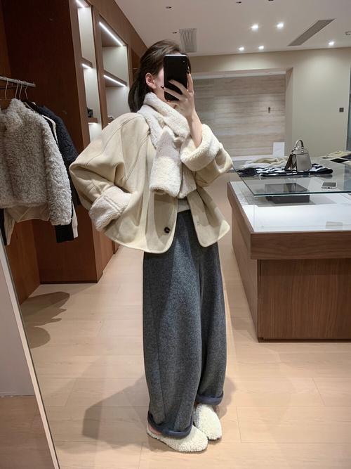 羊羔毛鹿皮绒外套怎么搭配