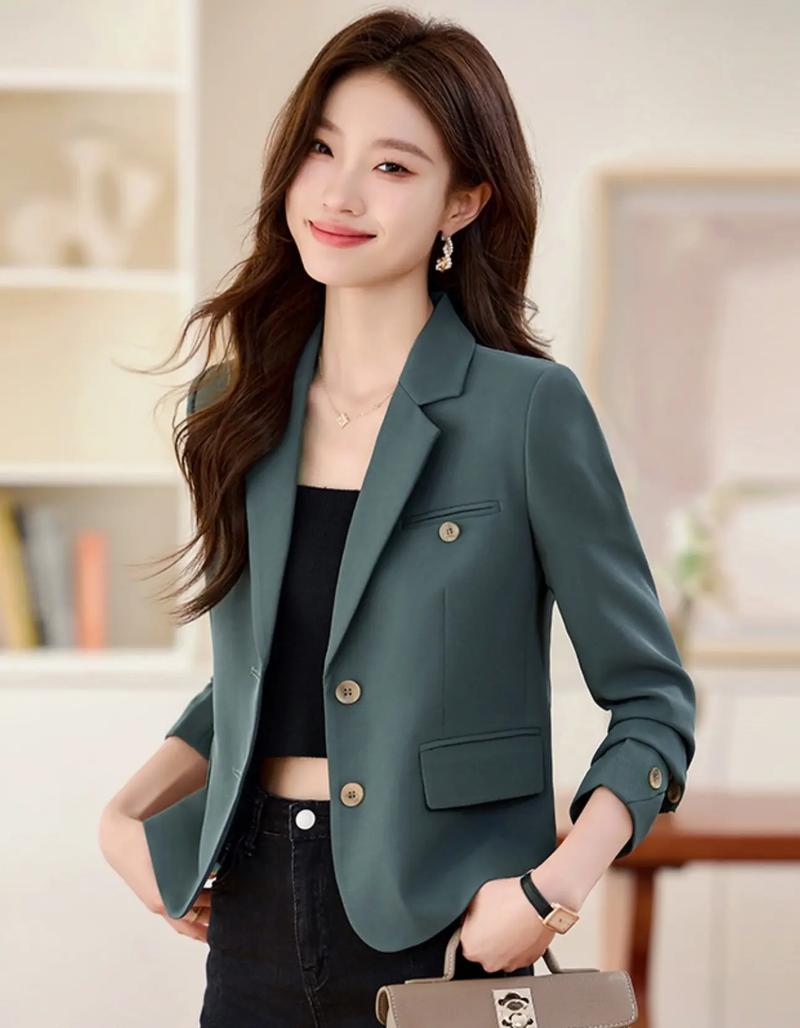 短款小西装怎么搭配