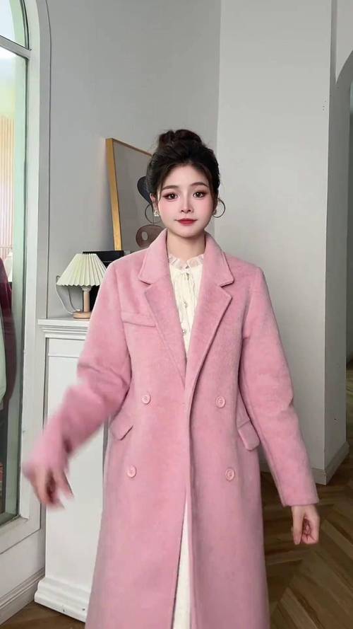 粉色小外套怎么搭配