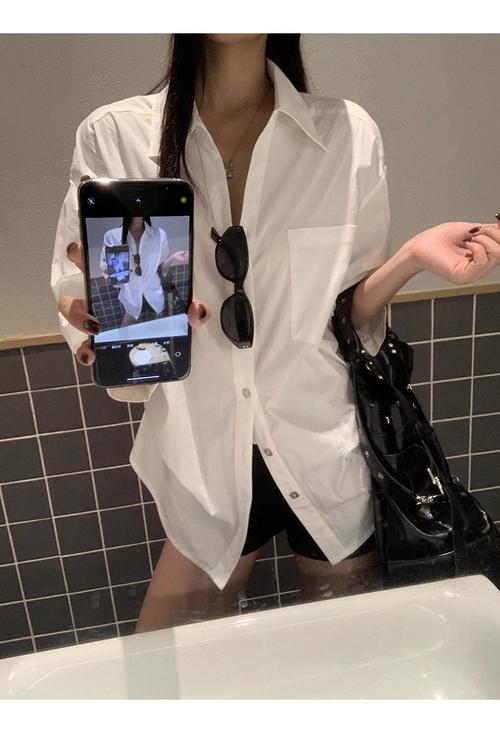 白色涤纶衬衣怎么搭配