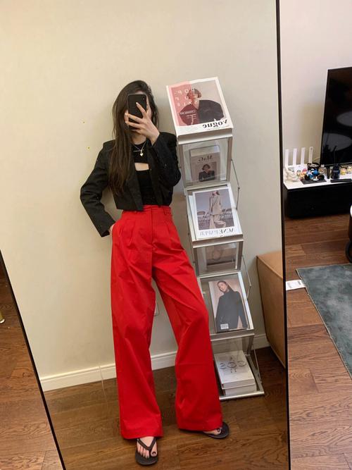 红色裤子配什么颜色鞋