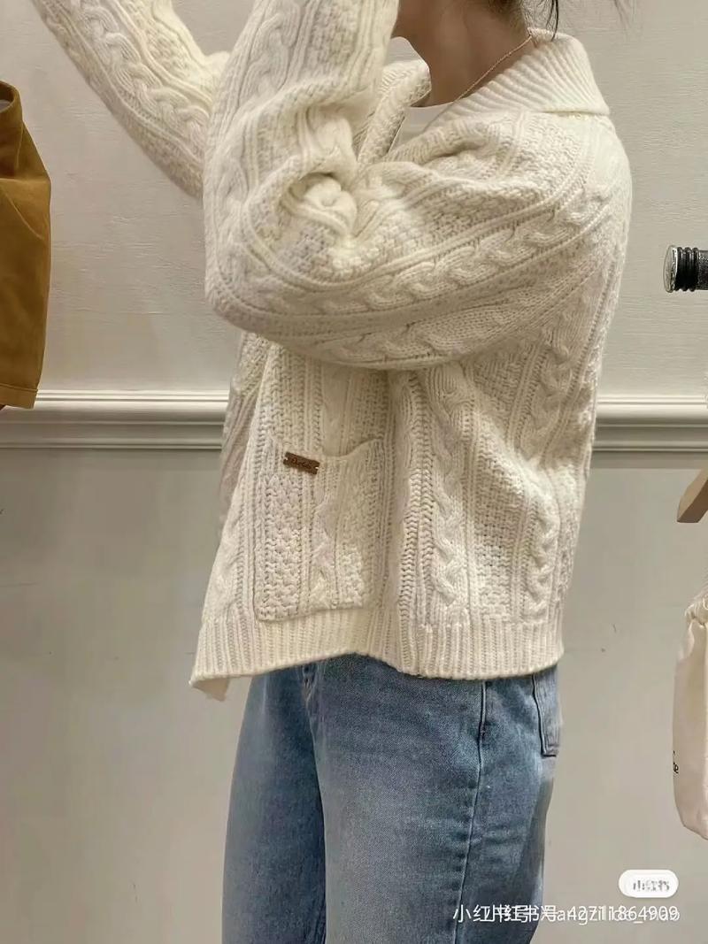 青果领毛衣怎么搭配