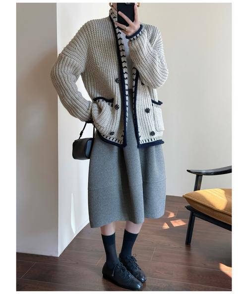 青果领毛衣怎么搭配