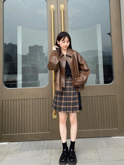 咖啡色皮衣怎么搭配