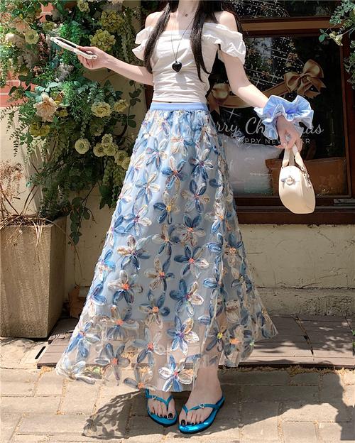 花朵半身长裙怎么搭配