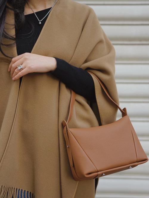 棕色包包怎么搭配