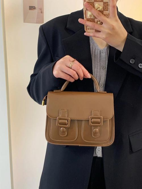 棕色包包怎么搭配