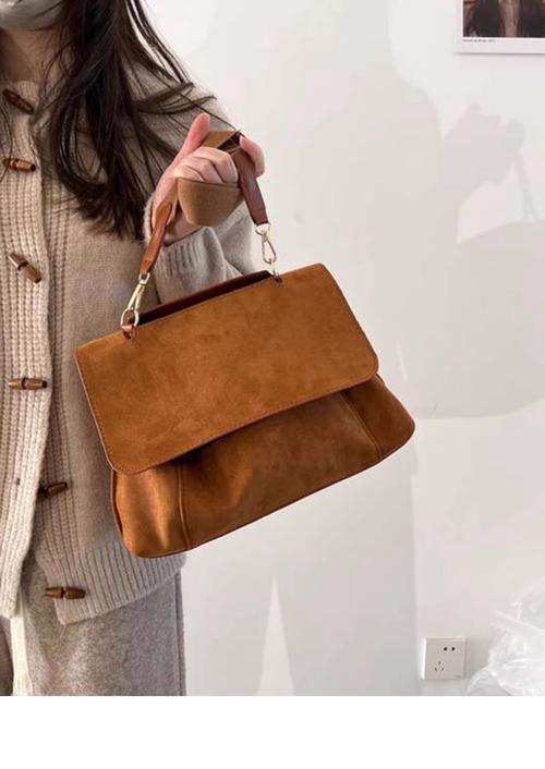 棕色包包怎么搭配