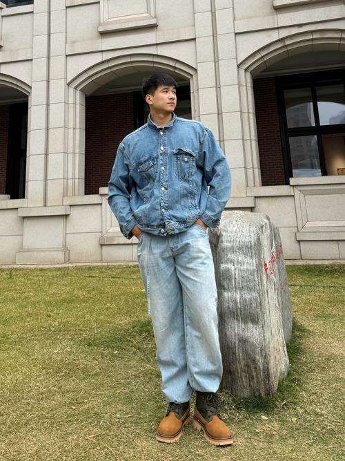 男士马丁靴配什么裤子