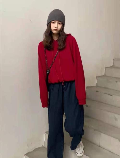 红色卫衣怎么搭配