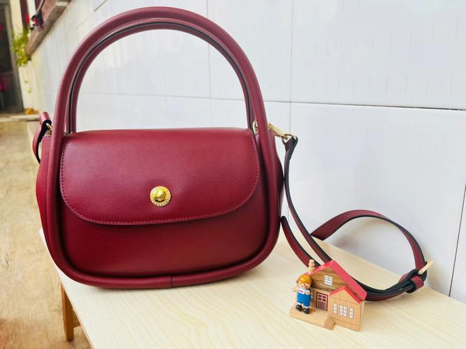 酒红色的包怎么搭配