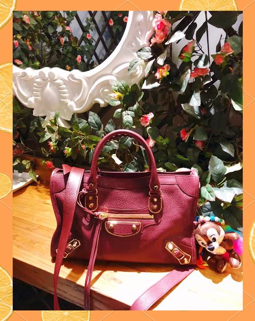 酒红色的包怎么搭配