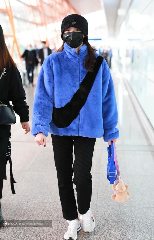 蓝色运动鞋怎么搭配衣服