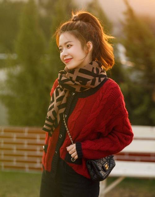 深红色怎么搭配衣服