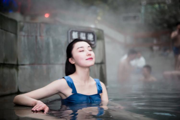 女生泡温泉穿什么