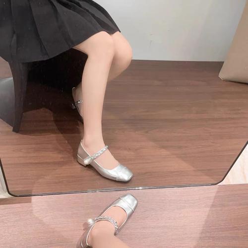 亮银色单鞋怎么搭配