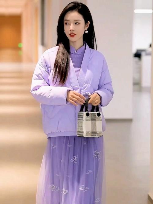 紫色的搭配什么颜色