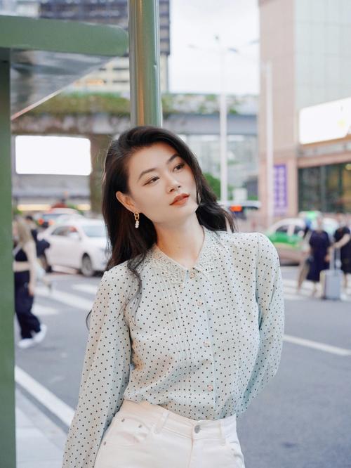 国字脸怎么搭配衣服