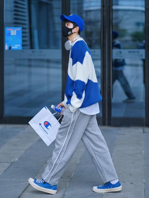 湖蓝色羽绒服怎么搭配打底裤显瘦