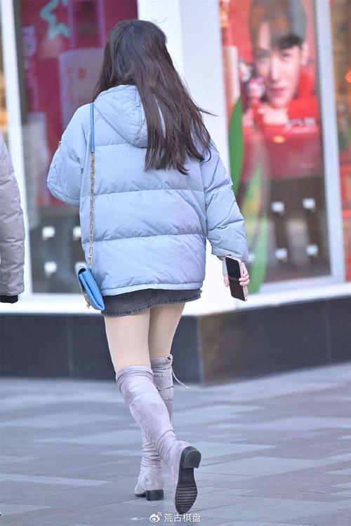 湖蓝色羽绒服怎么搭配打底裤显瘦