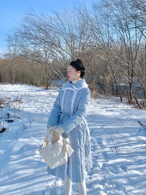 长款蓝色羽绒服怎么搭配