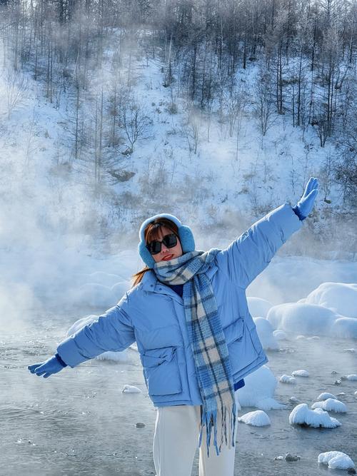 长款蓝色羽绒服怎么搭配