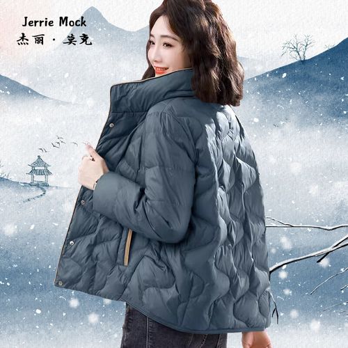 蓝绿色短款羽绒服怎么搭配